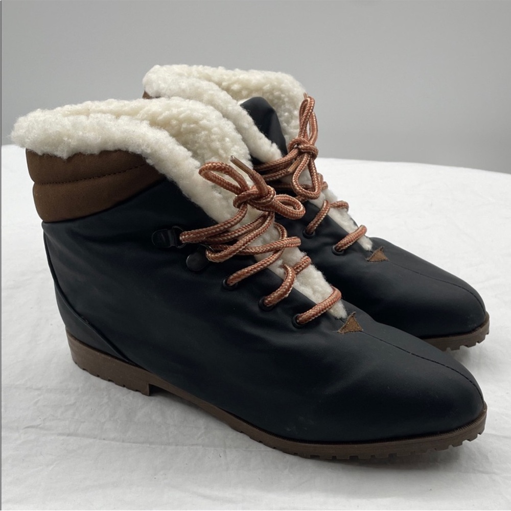 NEW! Cobbie Sherpa Lined Winter Booties. 7M.